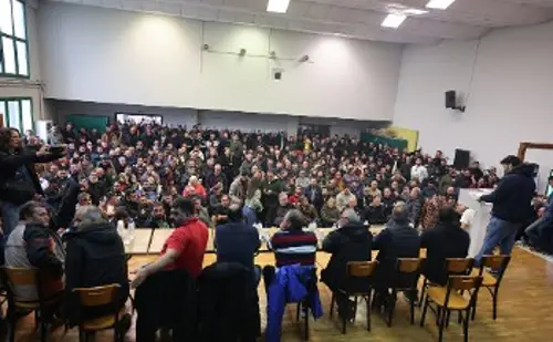 Κατάμεστο μέσα κι έξω το Πολιτιστικό Κέντρο στα Μάλγαρα