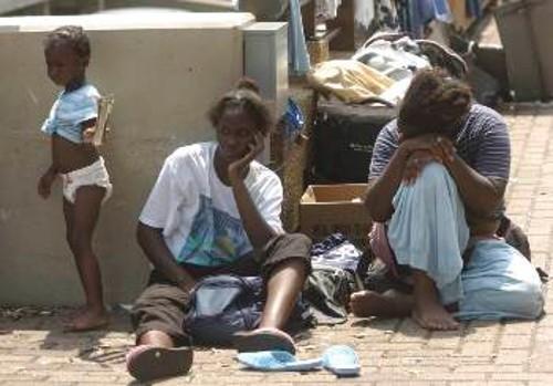 Τη φρίκη της επόμενης μέρας αντικρίζει και το τρίχρονο κοριτσάκι που επιβίωσε του κυκλώνα. Εγκαταλειμμένο όχι απ' τη μητέρα, αλλά απ' το σύστημα του μεγάλου κεφαλαίου...