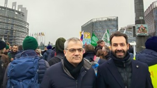 Στην κινητοποίηση παρευρέθηκαν και οι ευρωβουλευτές του ΚΚΕ
