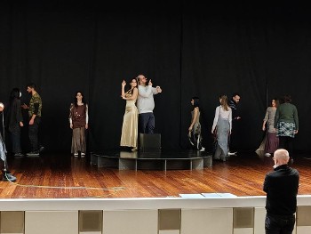 Από τις πρόβες για τη θεατρική παράσταση