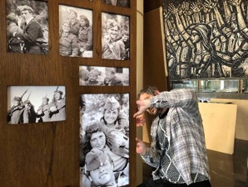 Από το στήσιμο της έκθεσης