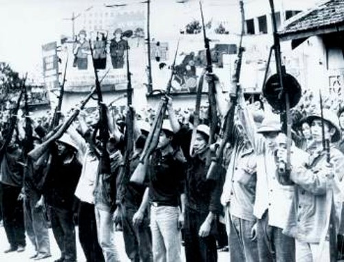 Εργάτες και νεολαίοι διαδηλώνουν την ετοιμότητά τους να υπερασπιστούν - αν χρειαστεί - τη σοσιαλιστική χώρα τους (Ανόι 1979)