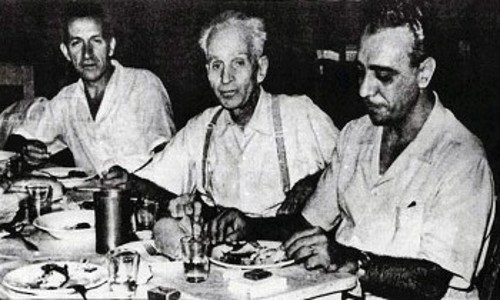 Ο Κώστας Βάρναλης τη χρονιά που παρουσίασε το βιβλίο του εξόριστου συγγραφέα, ανάμεσα στους Στρατή Τσίρκα και Μ. Μ. Παπαϊωάννου