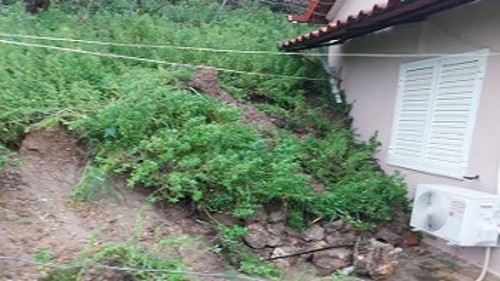 Από κατολίσθηση κινδυνεύει σπίτι στην περιοχή του Μύτικα στην Πρέβεζα