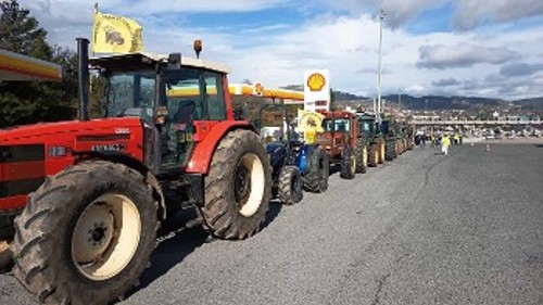 Αφίδνες: Τα τρακτέρ φτάνουν, το κομβόι συγκροτείται και ξεκινά για Αθήνα!