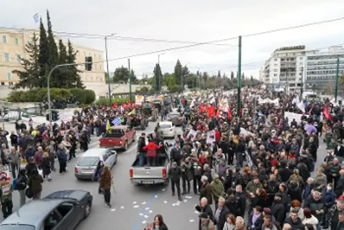 Το κομβόι μπαίνει στο Σύνταγμα