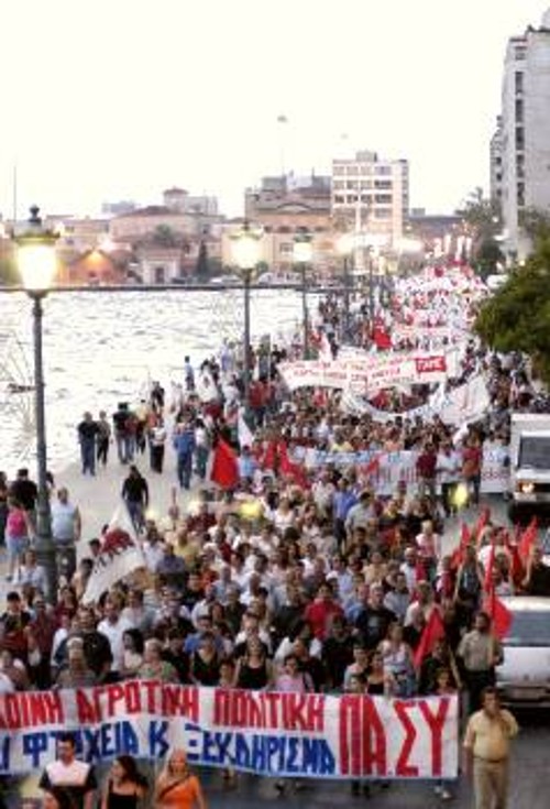 Μεταξύ των άλλων, η εφαρμογή της νέας ΚΑΠ στοχεύει στη συγκέντρωση της γης και της παραγωγής σε λιγότερα χέρια, στη μείωση των αποδοχών όσων εργάζονται στην αγροτική οικονομία και στη χρησιμοποίηση φτηνών, αλλά και επικίνδυνων για την ανθρώπινη υγεία τρόπων παραγωγής