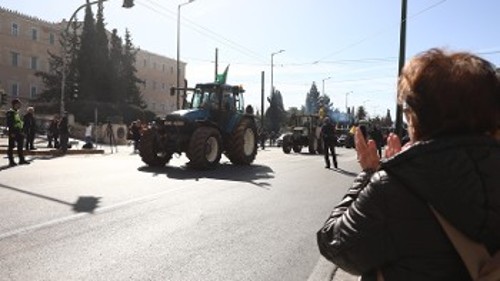 Σάββατο: Οι αγρότες αναχωρούν ύστερα από το ολοήμερο συλλαλητήριο που ξεκίνησε την Παρασκευή