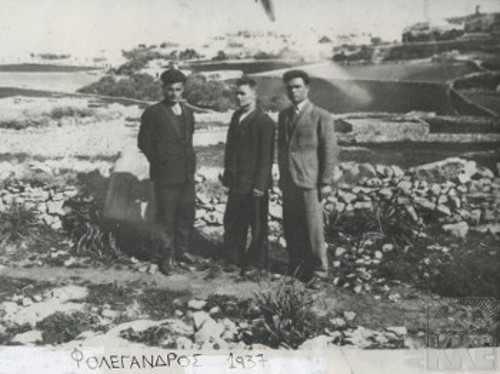 Ο Δημήτρης Κυριακούδης (1ος από δεξιά) εξόριστος στη Φολέγανδρο το 1937