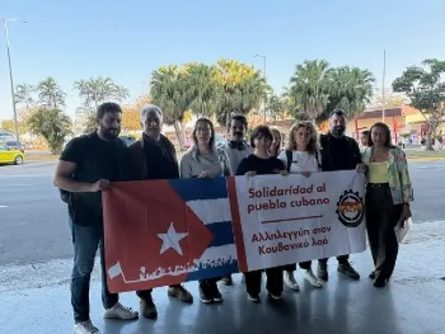 Από την υποδοχή της αποστολής αλληλεγγύης του ΠΑΜΕ στο αεροδρόμιο «Χοσέ Μαρτί» της Αβάνας