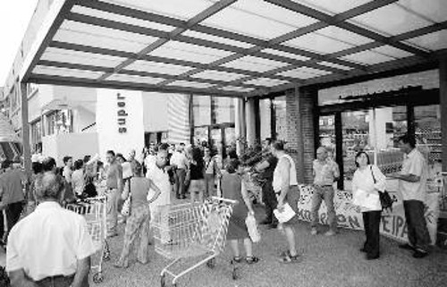 Με την ντουντούκα να καλεί σε αντίσταση, έξω από το «Σκλαβενίτη» στον Πειραιά