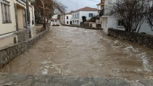 Σε ποτάμια μετατράπηκαν πολλοί δρόμοι στη Μύρινα της Λήμνου