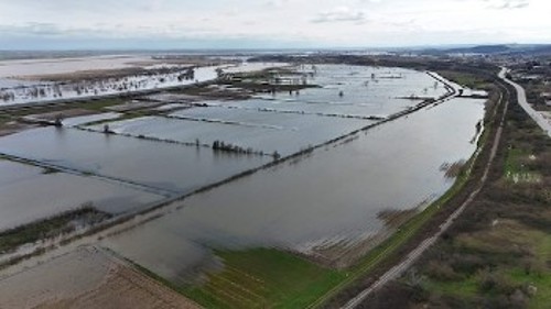 Ολόκληρες περιοχές έχουν μετατραπεί σε λίμνη από την υπερχείλιση του ποταμού Εβρου