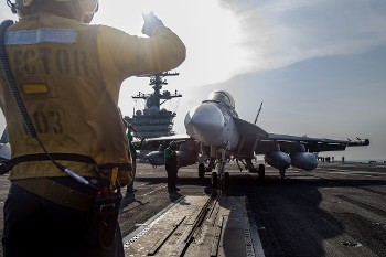 Τεράστια συγκέντρωση στρατιωτικών δυνάμεων των ΗΠΑ με το δάχτυλο στη σκανδάλη για νέα ιμπεριαλιστική επίθεση