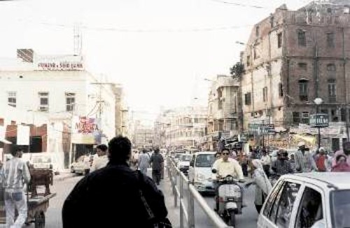 Πολυσύχναστοι δρόμοι της Ιερής πόλης των Σιχ, το Αμριτσάρ
