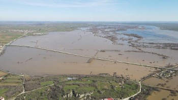 Ολόκληρες περιοχές στον βόρειο Εβρο κάτω από τα νερά