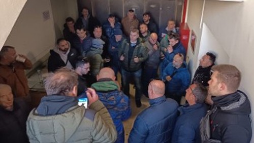 Οι εργαζόμενοι απαιτούν από το Εργατικό Κέντρο να προκηρύξει απεργία