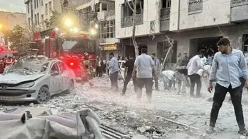 Από τις επιθέσεις ΗΠΑ - Ισραήλ μέσα σε γειτονιές πόλεων στο Ιράν κατά αμάχων