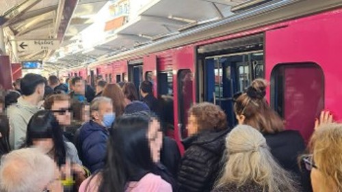 Συνωστισμός στον σταθμό του ΗΣΑΠ μετά τη νέα βλάβη