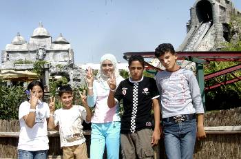 Χαμόγελα ανεμελιάς σε Λούνα Παρκ από τα πέντε παιδιά που φιλοξενεί το ΠΑΜΕ