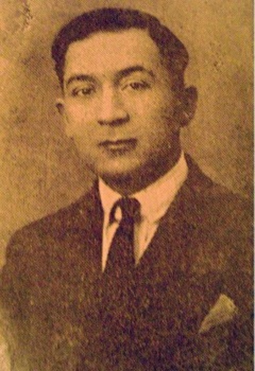 Τρεις από τους προοδευτικούς συγγραφείς οι οποίοι μυούν τον νεαρό δάσκαλο στη λογοτεχνία: Μελής Νικολαΐδης, Γεράσιμος Σπαταλάς, Λεωνίδας Παυλίδης