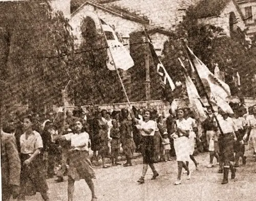 Η ΕΠΟΝ Καισαριανής παρελαύνει επί της οδού Αμαλίας στο Σύνταγμα, στο ύψος της Αγγλικανικής Εκκλησίας