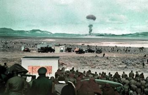 Πυρηνική δοκιμή στη Νεβάδα το 1955. Τα κατάλοιπα μολύνουν την περιοχή βόρεια του Λας Βέγκας