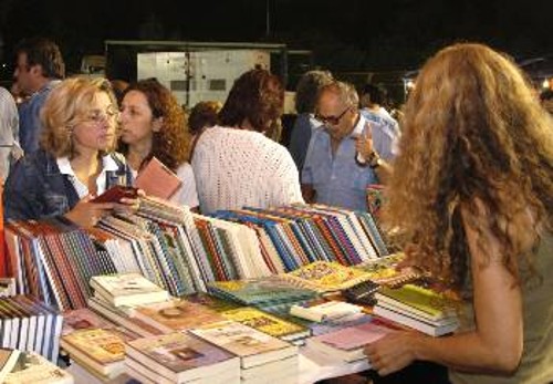 ...ο Τύπος και το ραδιόφωνο προωθούν το βιβλίο και ποιο βιβλίο; Τα ηλεκτρονικά μέσα κατά πόσον επηρεάζουν την αναγνωστική συμπεριφορά; Αυτό που φαίνεται επίσης από τους σχολιασμούς και τα συμπεράσματα των ερευνών, που γίνονται τα τελευταία χρόνια, είναι η εμπορική γλώσσα που κυριαρχεί στην προσέγγιση, λες και τα βιβλία είναι πλέον καθαρά αντικείμενα μάρκετινγκ και όχι βάση για γνώση