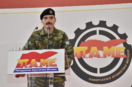 Η παρέμβαση του στρατευμένου Ρήγα Τσούνη καταχειροκροτήθηκε από τους χιλιάδες συνδικαλιστές που πήραν μέρος στην Πανελλαδική Σύσκεψη του ΠΑΜΕ