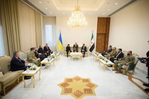 Ο ΥΠΕΞ της Τουρκίας (αριστερά) συμμετείχε και σε συνάντηση των ηγετών Ουκρανίας - Συρίας στη Δαμασκό