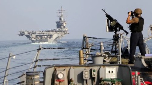 Στον Περσικό περιπολούν πολεμικά πλοία των ΗΠΑ και συμμάχων που επιβλέπουν τον λεγόμενο αποκλεισμό τους