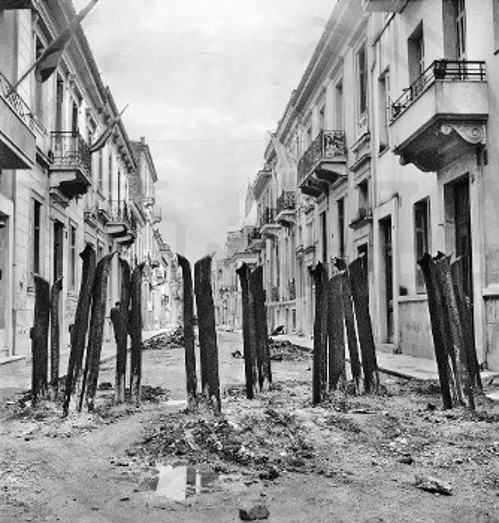 Τρεις φωτογραφίες μετά από μάχες του ηρωικού Δεκέμβρη 1944, με την υπογραφή της Βούλας Παπαϊωάννου (Αρχείο Μπενάκη)