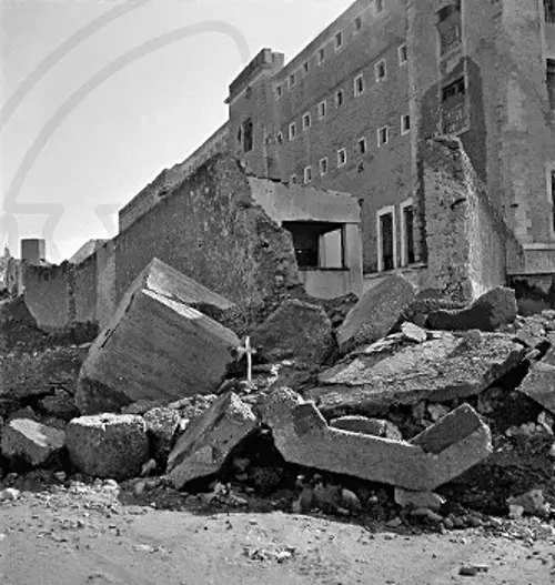 Τρεις φωτογραφίες μετά από μάχες του ηρωικού Δεκέμβρη 1944, με την υπογραφή της Βούλας Παπαϊωάννου (Αρχείο Μπενάκη)