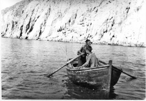 Μια ειδυλλιακή σκηνή με Ικαριώτες ψαράδες φωτογραφημένους από την Ελλη Παπαδημητρίου