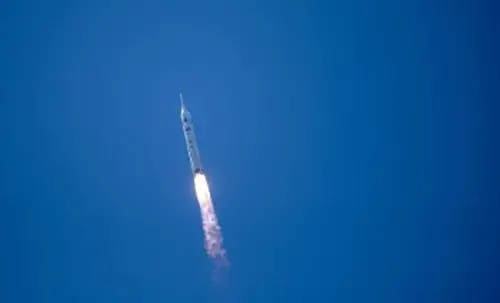 Μια έκδοση ενός σταδίου του κινεζικού πυραύλου Long March 10, που βρίσκεται σε ανάπτυξη, πετάει στον ουρανό κατά τη διάρκεια δοκιμαστικής πτήσης από τον διαστημικό σταθμό εκτόξευσης Wenchang στις 11/2/2026. Ο πύραυλος μετέφερε μια μη επανδρωμένη κάψουλα Mengzhou, ένα διαστημόπλοιο που μαζί με το κινεζικό σεληνιακό σκάφος Lanyue σχεδιάζεται να μεταφέρει τους αστροναύτες της χώρας στην επιφάνεια της Σελήνης έως το 2030