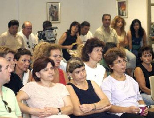 Εργάτριες της καπνοβιομηχανίας παρακολουθούν τις τοποθετήσεις των στελεχών του ΚΚΕ κατά τη χτεσινή περιοδεία