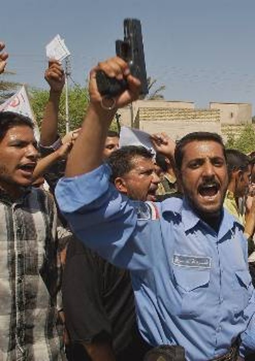 Από διαδήλωση Ιρακινών στη Βασόρα ενάντια στους Βρετανούς