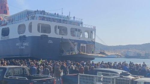 Συνεχίζεται το μπλόκο στο λιμάνι