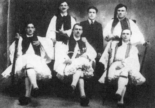 Στο διδασκαλείο Καρπενησίου, το 1929, ανάμεσα σε φουστανελοφόρους κατοίκους της πόλης (Αρχείο Αναστασίας Καλαντζή-Αζίζι)
