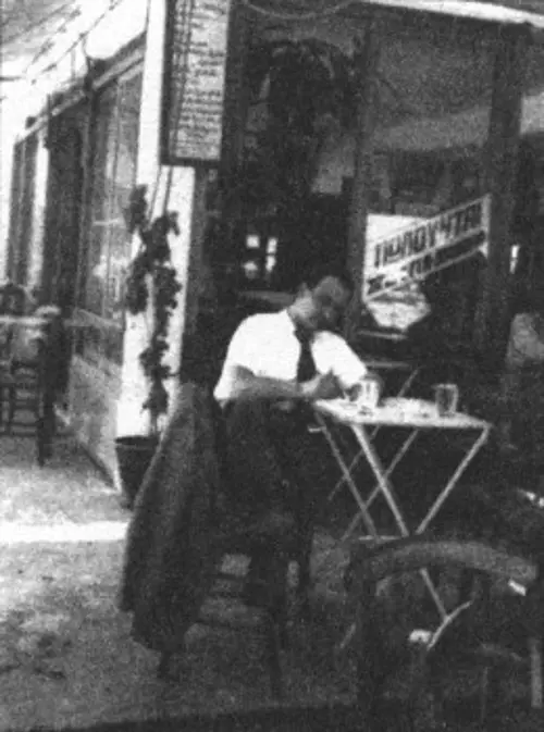 Δάσκαλος στον Βόλο, στις 22 Ιούλη 1938, γράφει πάνω σ' ένα τραπεζάκι καφενείου (Αρχείο Αναστασίας Καλαντζή-Αζίζι)