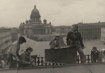 Τον Αύγουστο του 1983 επισκέπτεται το Λένινγκραντ, το οποίο, αν και σωριάστηκε σε ερείπια από τους ναζί, κατόρθωσε να σταθεί ξανά στα πόδια του από τον ακάματο σοβιετικό λαό