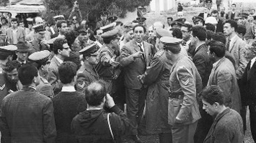 Ο Γρ. Λαμπράκης ανάμεσα σε χωροφύλακες, στην 1η Μαραθώνια Πορεία Ειρήνης