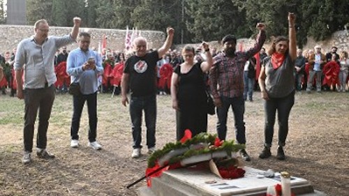 Η αντιπροσωπεία του Σωματείου του Μετρό της Στοκχόλμης καταθέτει στεφάνι