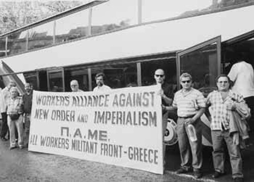 Μέλη της αποστολής του ΠΑΜΕ με το πανό που θα ξεδιπλώσουν στην Πράγα