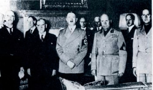 Το Σεπτέμβρη του 1938 έγινε συνάντηση Μεγάλης Βρετανίας, Γαλλίας, Γερμανίας και Ιταλίας, στο Μόναχο, όπου η Τσεχοσλοβακία συμφωνήθηκε να δοθεί στον Χίτλερ (Οι «δράστες» του Μονάχου. Φωτογραφία, μετά την τελετή υπογραφής της Συμφωνίας)