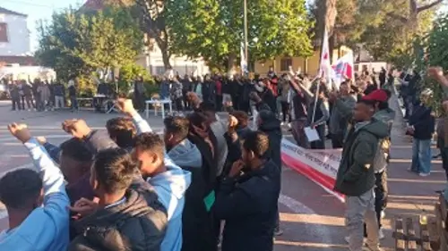Οι γροθιές υψωμένες στο άκουσμα της «Διεθνούς»