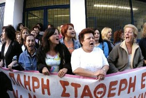 Με αποφασιστικότητα και οργή για εκείνους που κλέβουν τον ιδρώτα τους, οι εργάτριες μπροστά στην πύλη της «ΣΕΞ ΦΟΡΜ»