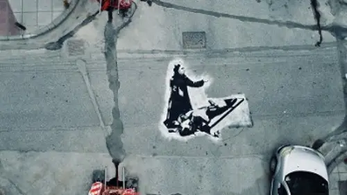 Το stencil όπως φαίνεται από ψηλά, στο σημείο που δολοφονήθηκε ο Τ. Τούσης