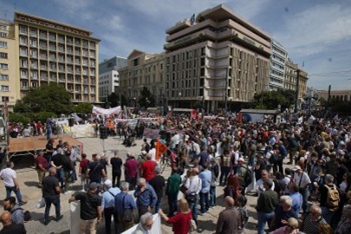 Χιλιάδες εργαζόμενοι στη μαζική συγκέντρωση στην Αθήνα