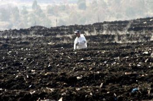 Η χαβούζα της λυματολάσπης στη χωματερή των Λιοσίων...